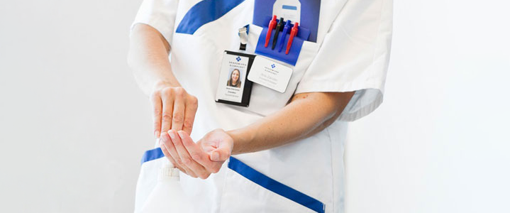 Sjuksköterska tvättar händerna