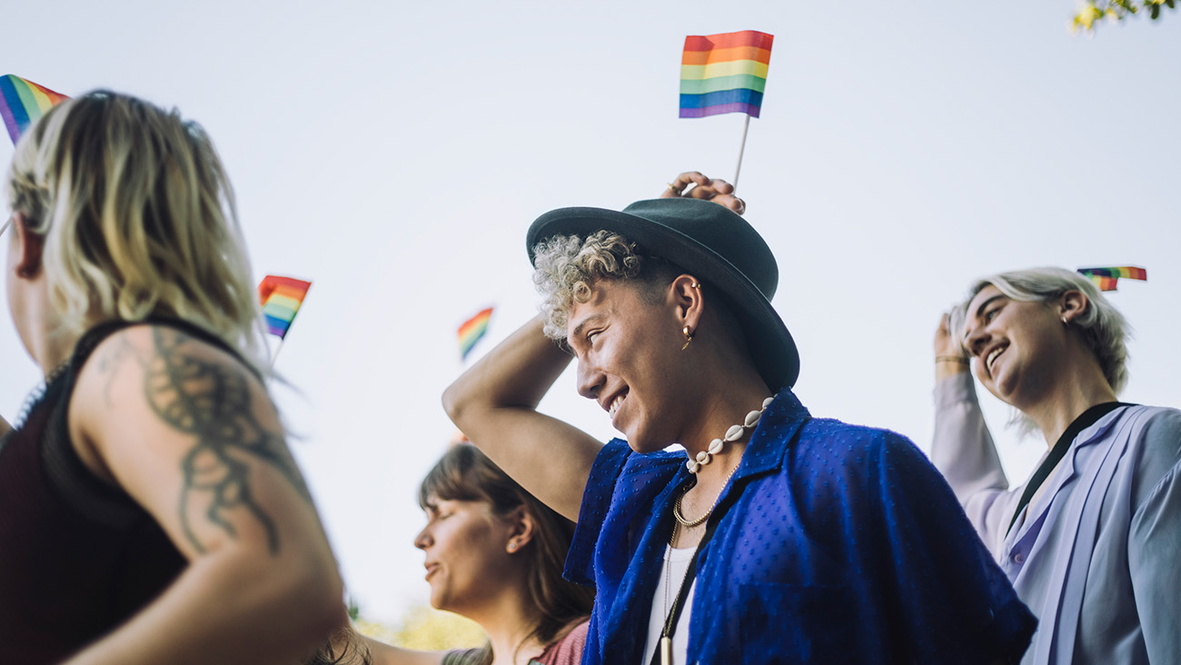 Personer som g&aring;r i Pridet&aring;get.