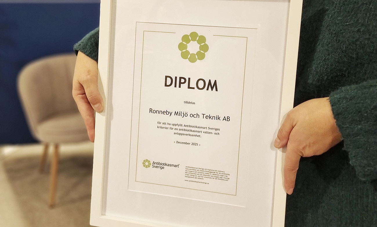 Foto p&aring; h&auml;nder som h&aring;ller diplom