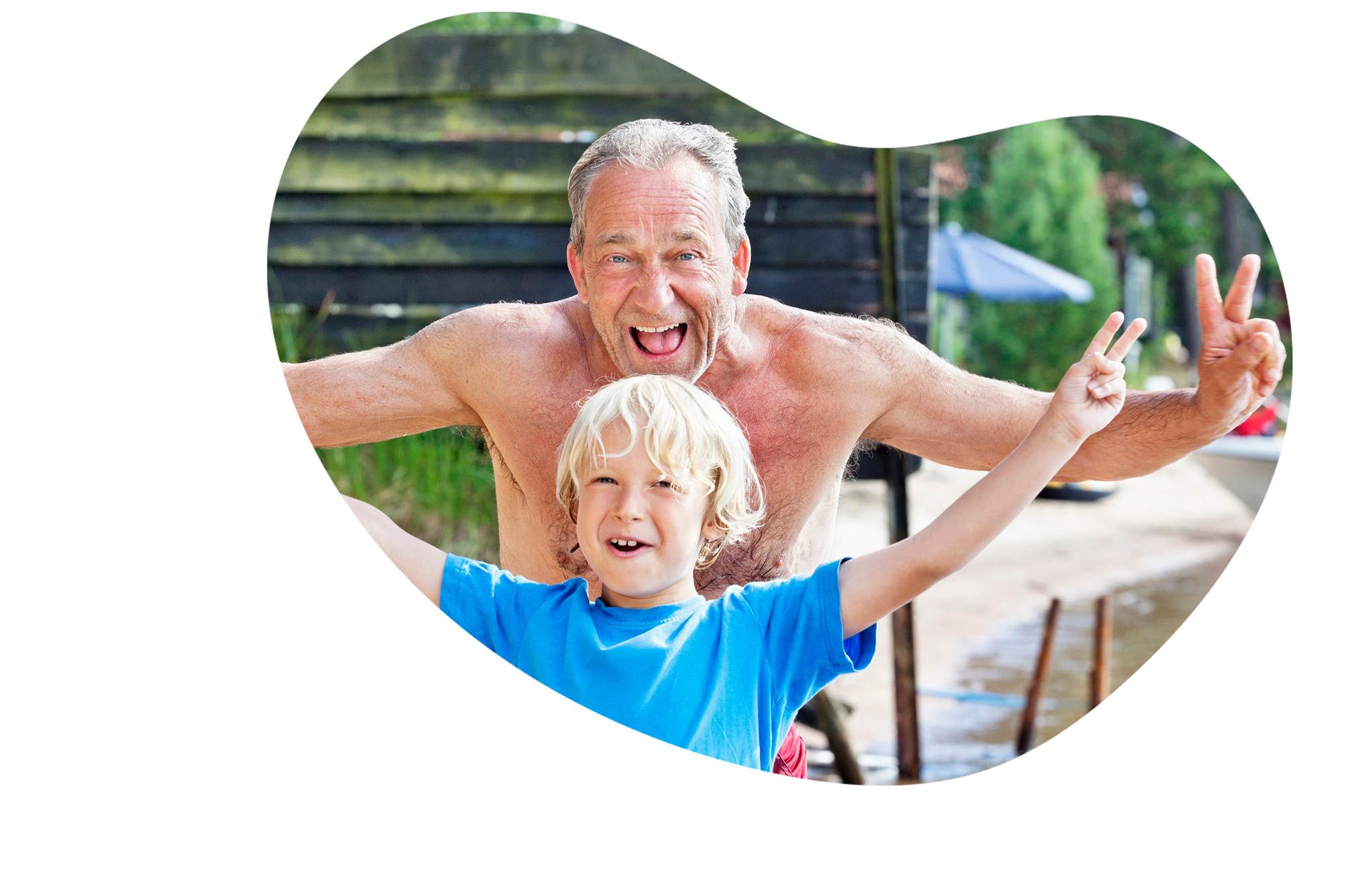 &Auml;ldre man och pojke g&ouml;r segertecken