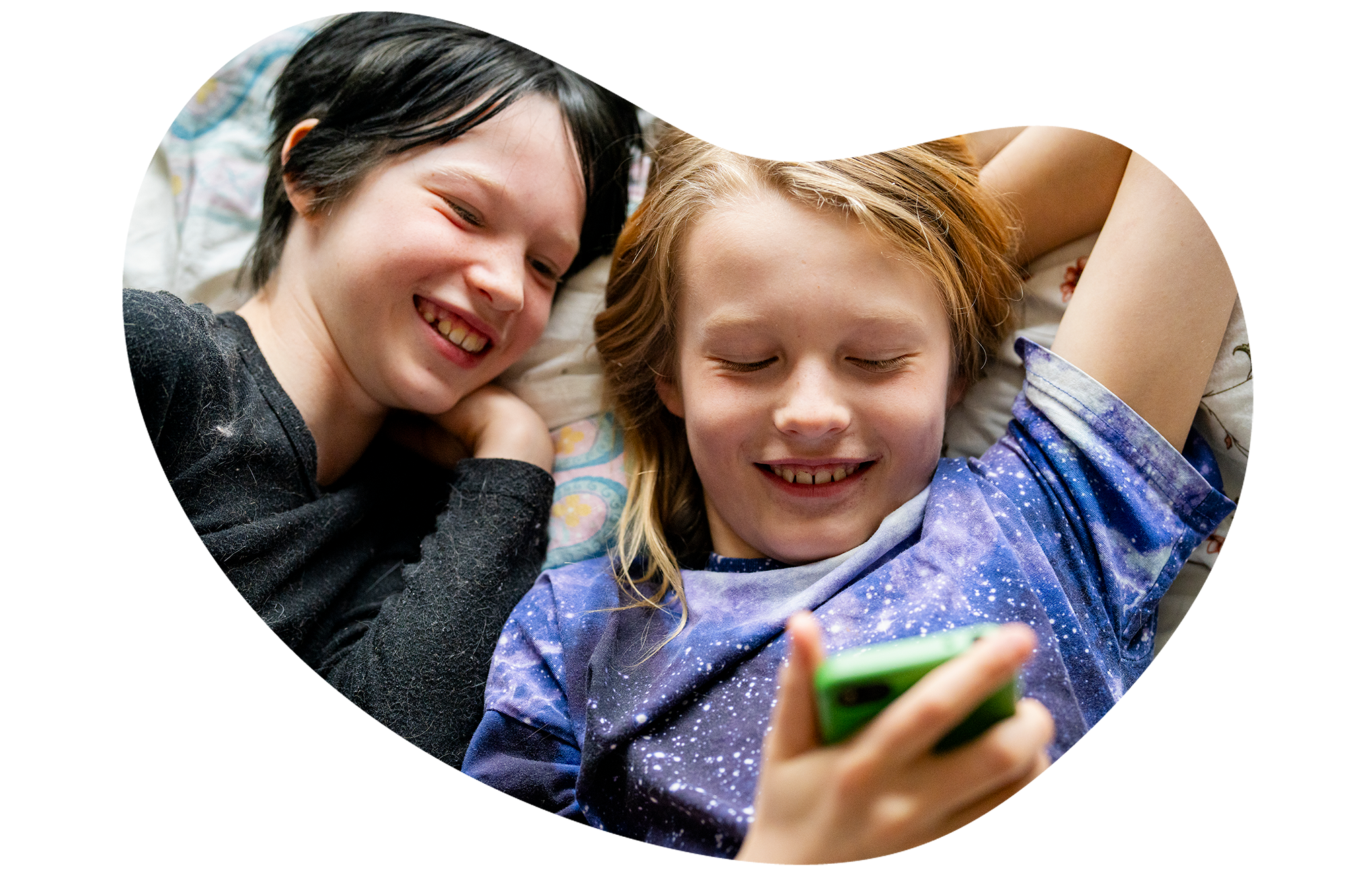 Tv&aring; barn tittar p&aring; en mobil