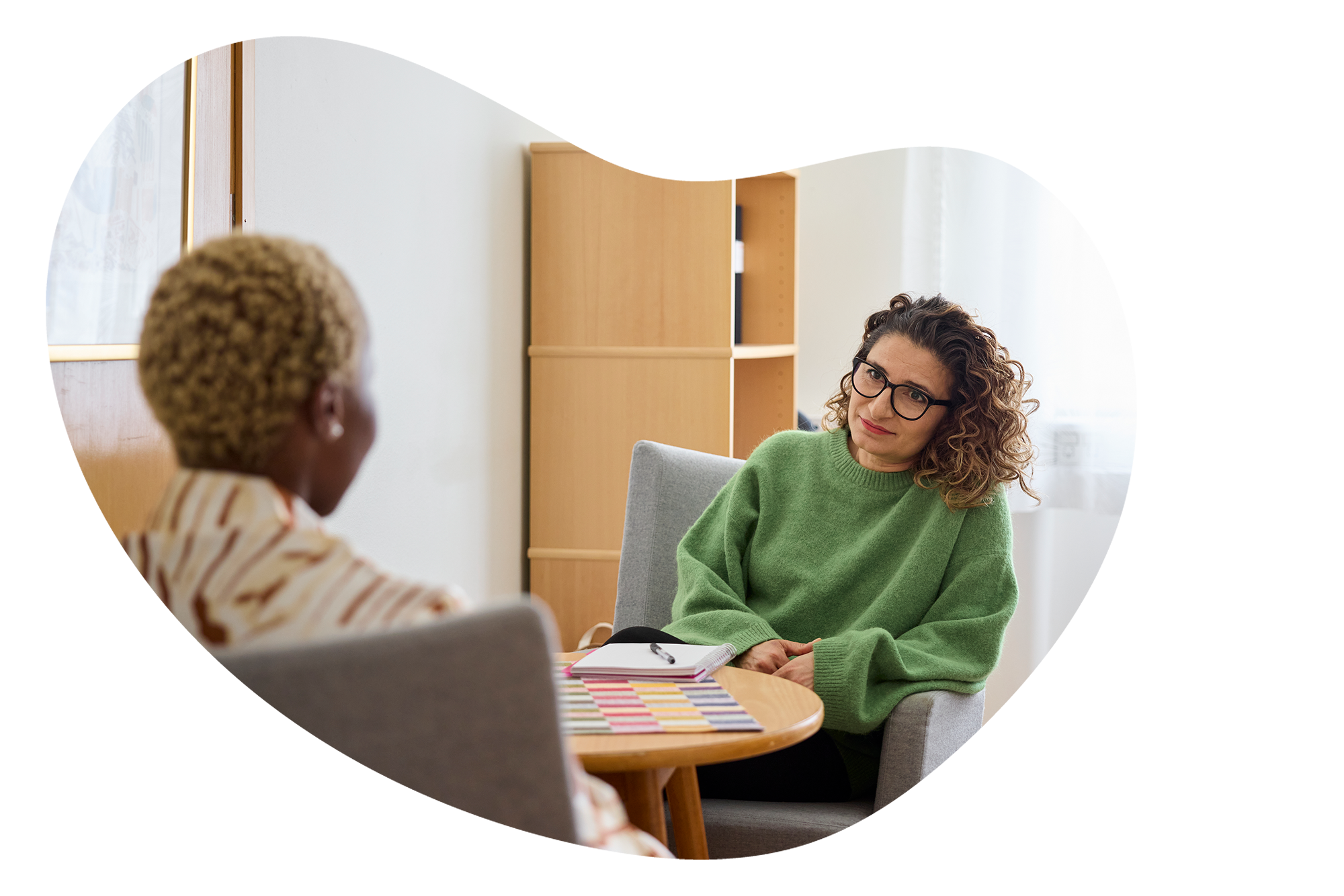 Tv&aring; kvinnor i kontorsmilj&ouml;, en med ryggen mot kameran