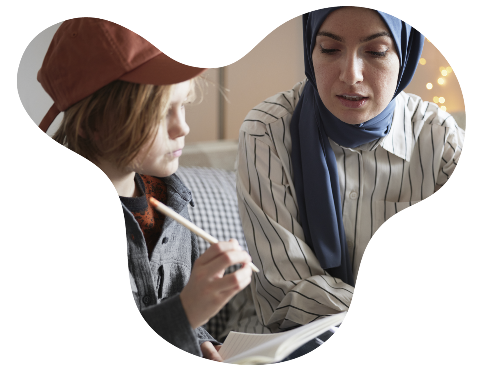 Två kvinnor studerar, en håller i en penna