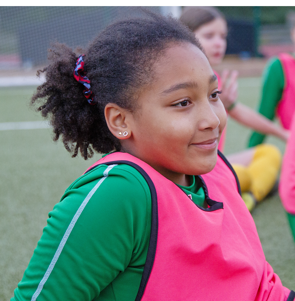 Tjej som sitter, hon har träningskläder på sig